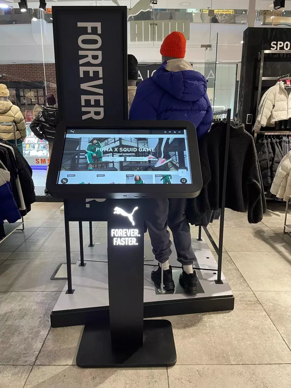 Self service термінал у фізичному магазині PUMA Self service термінал у фізичному магазині PUMA